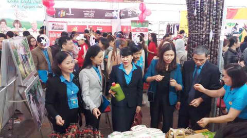 Hơn 2.000 sản phẩm được bán với giá 0 đồng tại “Ngày hội công nhân, phiên chợ nghĩa tình năm 2019”