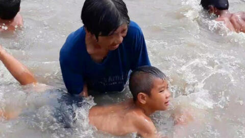 Cụ bà bán vé số dạy bơi miễn phí cho hàng ngàn trẻ em được Forbes vinh danh