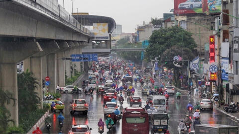 Hà Nội: Mưa to đúng giờ đi làm khiến nhiều tuyến phố bị ùn tắc