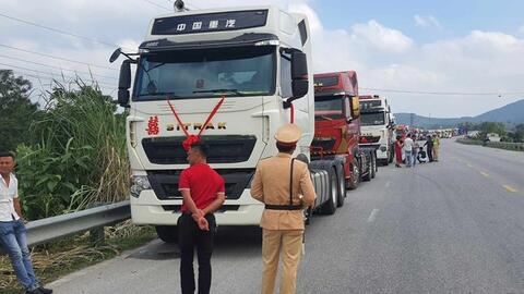 Đám cưới ở Hà Tĩnh gây "choáng" khi dùng gần 50 xe đầu kéo rước dâu