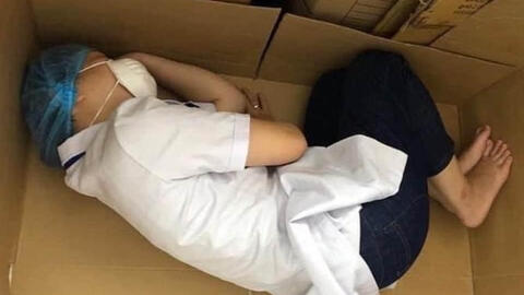 Lãnh đạo Đà Nẵng nói gì về hình ảnh nữ điều dưỡng ngủ trên bìa các-tông?