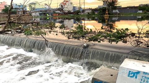 Vỡ bờ bao khiến nhiều tuyến đường tại TP.HCM thành... sông
