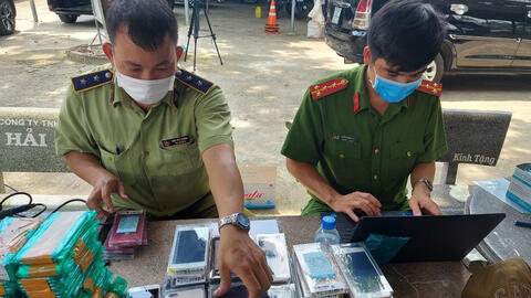 Hơn 7.500 điện thoại di động trong 30 bao xác rắn, nghi nhập lậu