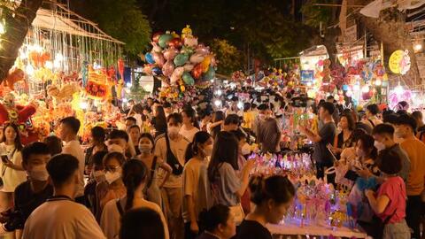 Biển người đổ về phố Hàng Mã đón Trung thu