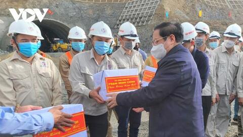Thủ tướng giải quyết ngay vướng mắc khi kiểm tra tuyến cao tốc Bắc - Nam