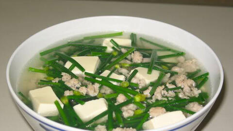 Món ngon mỗi ngày: Cách làm món canh hẹ nấu thịt thơm ngon, bổ dưỡng