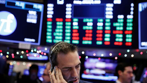 Cổ phiếu tài chính và năng lượng tiếp tục tạo áp lực lên Phố Wall