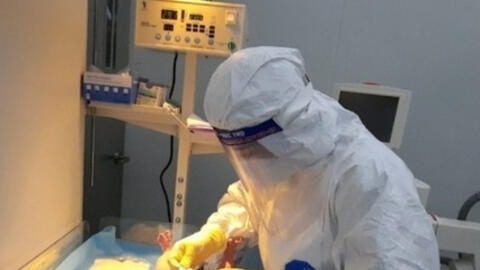 Nữ điều dưỡng ở Bệnh viện Bệnh Nhiệt đới Trung ương tặng sữa cho bé phải cách ly mẹ khi chào đời