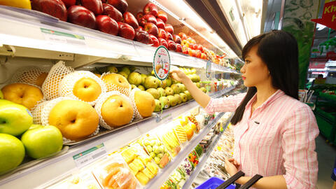 Trái cây nhập khẩu sôi động hơn hàng trong nước vì giá giảm mạnh