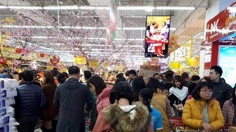 Các siêu thị lớn ở Hà Nội "thất thủ" vì dân đi sắm tết