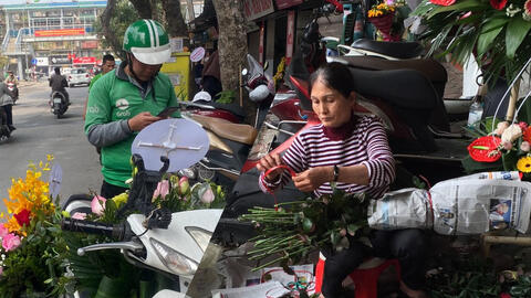 Hoa hồng tăng giá vùn vụt, nghề giao hàng kiếm bộn tiền dịp 8/3