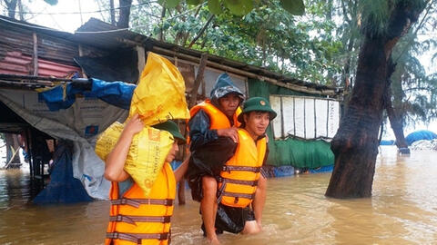 Bộ Quốc phòng đưa quân cùng khí tài đặc chủng vào Huế để hỗ trợ người dân vùng lũ bị cô lập