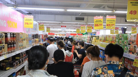 Người Sài Gòn ùn ùn mua thực phẩm, nhiều nơi quá tải