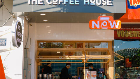 The Coffee House đóng nhiều hàng quán lớn, xuống đường bán cà phê bằng xe đẩy, ki-ốt