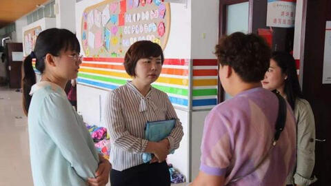 Bà mẹ 9x đi họp phụ huynh cho con, vừa bước vào cửa lớp, giáo viên chủ nhiệm đã hỏi 1 câu khiến chị ngượng đỏ mặt