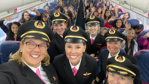 Chuyến bay kỳ lạ toàn nữ đến thăm NASA