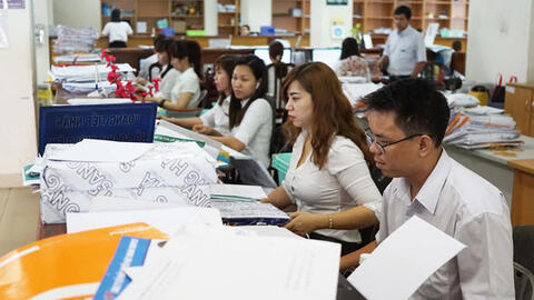 Bộ Nội Vụ nói gì về việc bỏ “biên chế suốt đời” với viên chức?