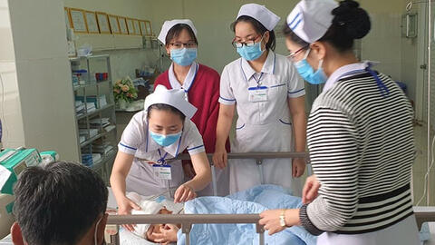 Cháu bé 5 tuổi bị cha chém phải khâu 300 mũi