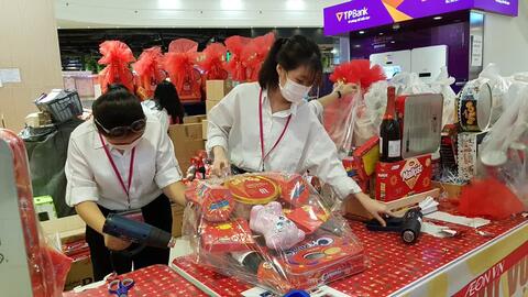 Sôi động thị trường giỏ quà Tết Nguyên đán 2021