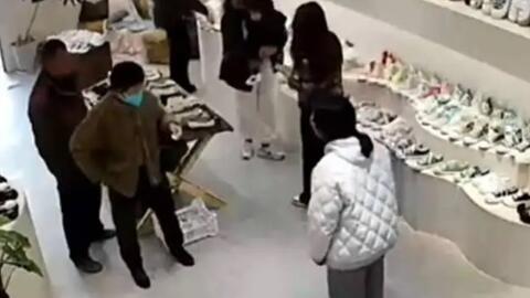 "Sau khi chứng kiến cảnh mẹ mua giày cho con gái, tôi mới hiểu vì sao một số trẻ lớn lên không biết ơn"