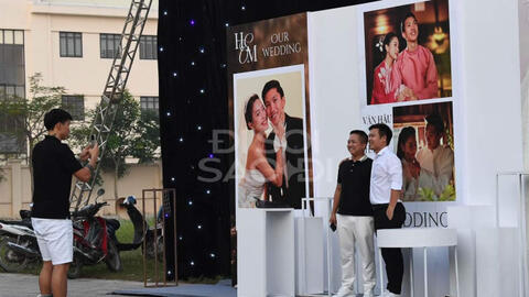 Đoàn Văn Hậu đi tập tễnh vì chấn thương vẫn ra rạp cưới chụp ảnh cho bạn bè