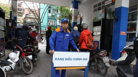Đồng loạt tăng, giá xăng RON95-III chính thức vượt 18.000 đồng