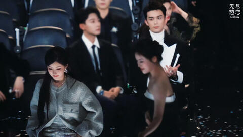 Triệu Lộ Tư - Ngô Lỗi gây bão tại Tinh Quang Đại Thưởng: Đàng trai dùng ánh mắt đắm đuối nhìn đàng gái