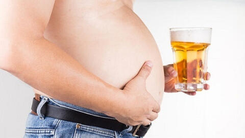 Vì sao nam giới có "bụng bia" dù không uống rượu bia?