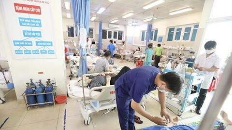 Hà Nội: Nắng nóng, người già, trẻ em mắc tay chân miệng nhập viện tăng