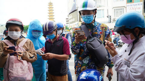 Người dân có thể đăng ký tiêm vắc xin qua mạng và chờ tin nhắn hẹn lịch tiêm