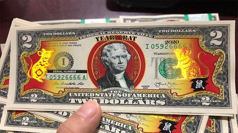 Tờ tiền 2 USD in hình chuột vàng hút khách dịp cận Tết