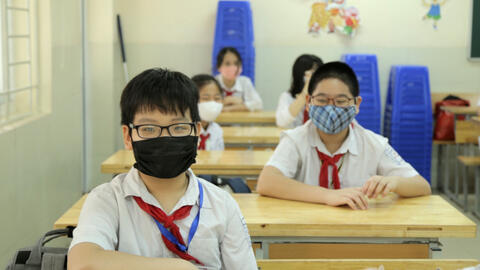 Ngày đầu tiên đi học sau kỳ nghỉ: Thầy và trò vừa học vừa phòng chống dịch