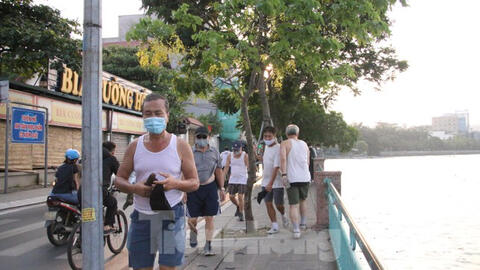 Lập chốt chặn, người dân Thủ đô vẫn 'vượt rào' để tập thể dục