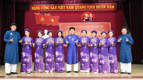 Yêu cầu nam công chức mặc áo dài đến công sở, Sở VH - TT Thừa Thiên - Huế nói gì?