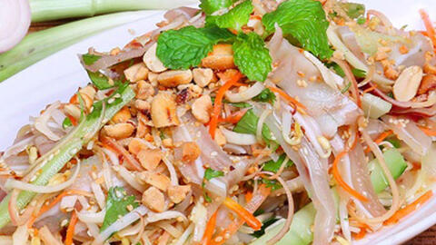 Món ngon mỗi ngày: Chống ngán với nộm tai heo xoài xanh giòn sần sật