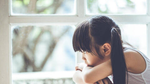 Nỗi ám ảnh đeo đẳng cả đời của những đứa trẻ mất cha mẹ từ nhỏ, ai nói trẻ con thơ ngây không biết đau đớn là gì?