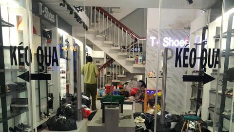 Tạm giữ số lượng lớn hàng hóa giả mạo nhãn hiệu nổi tiếng