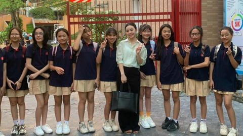 Lộ ảnh Quỳnh Kool làm giáo viên trường quốc tế, vóc dáng bé nhỏ ngang học sinh cấp 2