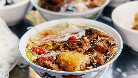 Báo Pháp miêu tả Hà Nội là "ngôi đền của ẩm thực đường phố"