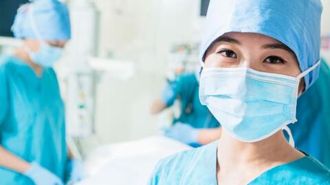 Tại sao khẩu trang y tế luôn có 2 mặt?