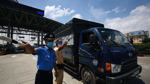 Xe "luồng xanh" chở hoa quả vẫn bị phạt 3 triệu đồng vì hàng hóa không thiết yếu