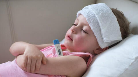 Gợi ý 11 mẹ giúp bé hạ sốt ngay tại nhà