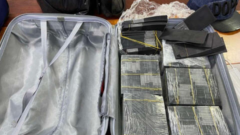 Hải quan TP.HCM phát hiện 1 triệu USD bị nhuộm đen ở sân bay Tân Sơn Nhất