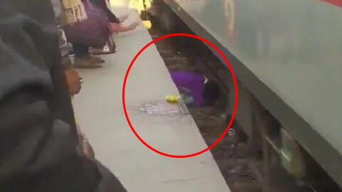 2 con nhỏ bị rơi xuống đường ray đúng lúc tàu chạy, hành động của người mẹ khiến nhân chứng sững sờ rồi cảm phục vô bờ