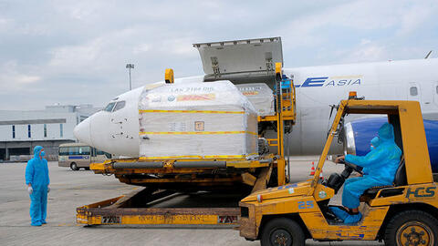 Hơn 97.000 liều vaccine COVID-19 Pfizer về Việt Nam