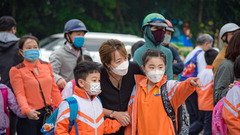 Học sinh tiểu học tại Hà Nội háo hức đến trường sau thời gian dài học online