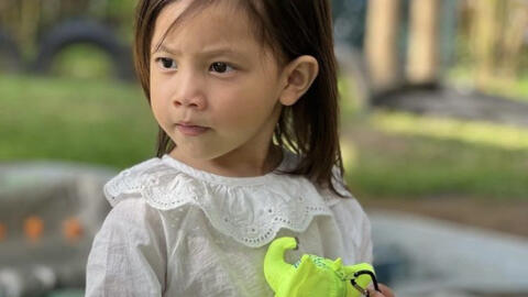 Nhóc Lisa mới hơn 3 tuổi mà đã làm được điều này, xem xong clip Hồ Ngọc Hà chia sẻ, phải khen: Bà mẹ nổi tiếng dạy con khéo quá!