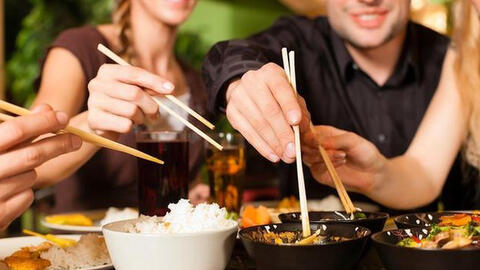 Chuyên gia chỉ ra những thói quen ăn uống có thể khiến bạn bị nhiễm COVID-19