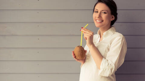 Có thật mẹ bầu uống nước dừa để sinh con trắng trẻo, nên uống dừa lúc nào trong thai kỳ?