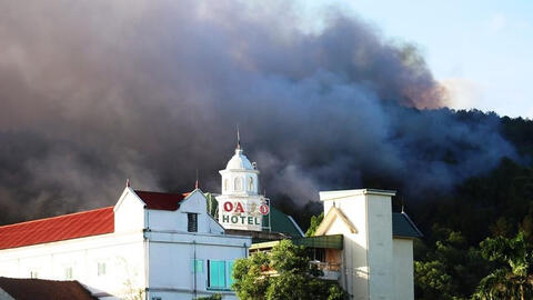 Rừng thông ở núi Hồng Lĩnh lại bốc cháy, lửa đang cháy gần với trạm xăng bên Quốc lộ 1A